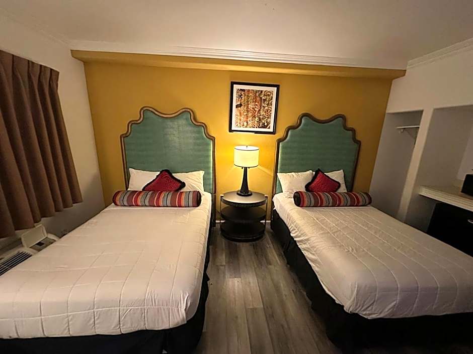 Howard Johnson by Wyndham Bakersfield