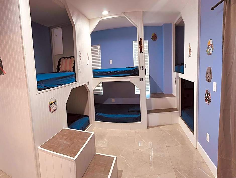 Atrium Hostel Design District