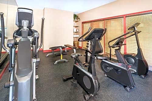 Hawthorn Suites by Wyndham Detroit Warren