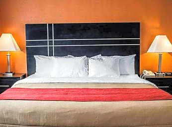 Norwood Inn & Suites Milwaukee