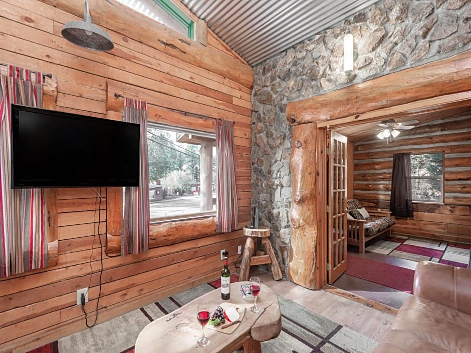 Dancing Bear, 2 Bedrooms, Front Porch, Midtown, Sleeps 6