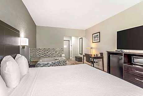 1 King Bed Non-Smoking Jacuzzi Microwave And Refrigerator Full Breakfast