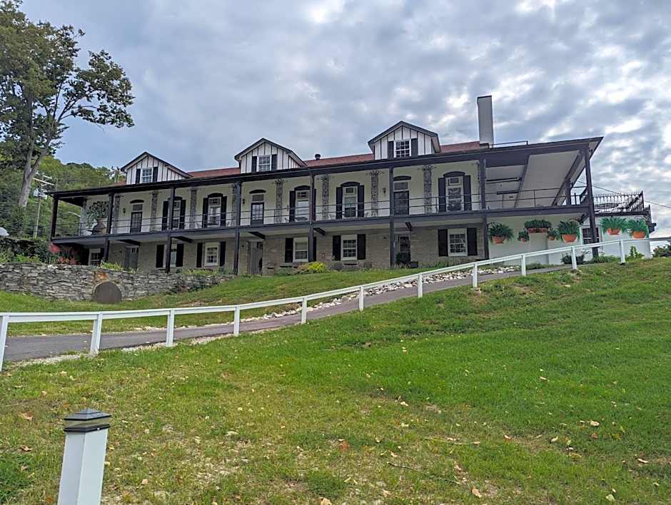 Riverboat Inn & Suites