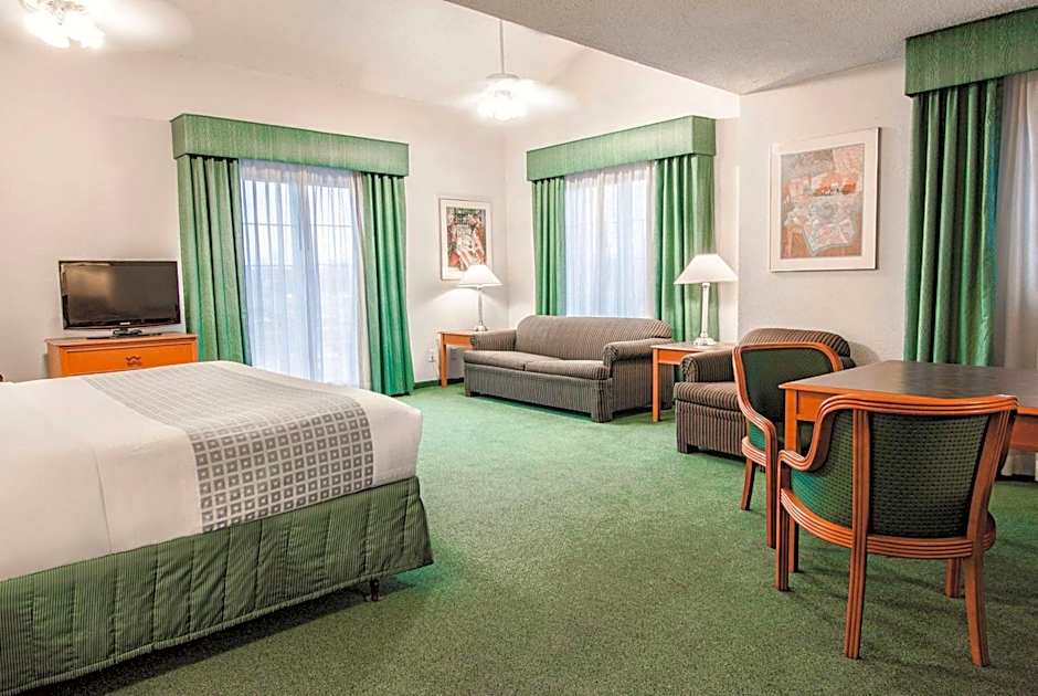 La Quinta Inn & Suites by Wyndham Indianapolis Airport Lynhurst