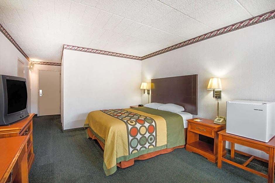 Super 8 by Wyndham Erie/I 90
