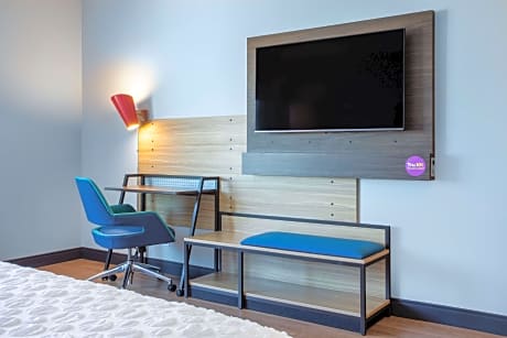 King Room with Bath Tub - Mobility and Hearing Access