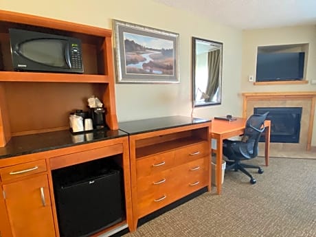 King Suite with Spa Bath and Fireplace