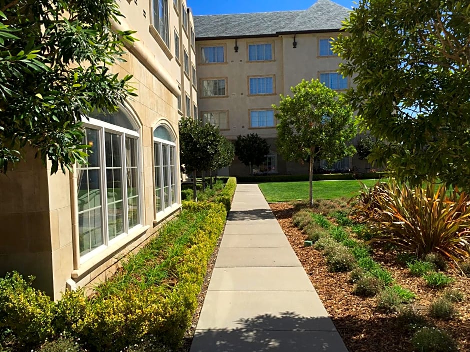 Bay Landing Hotel