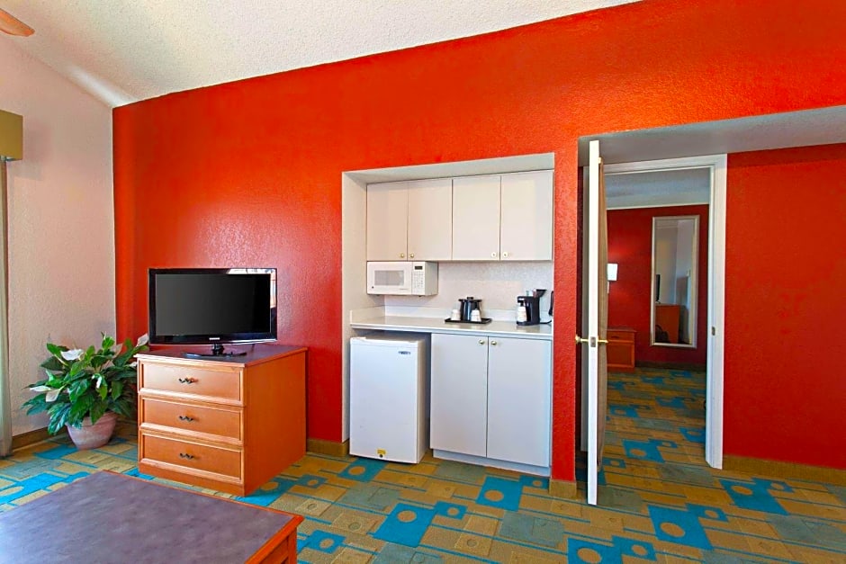 La Quinta Inn by Wyndham Costa Mesa / Newport Beach