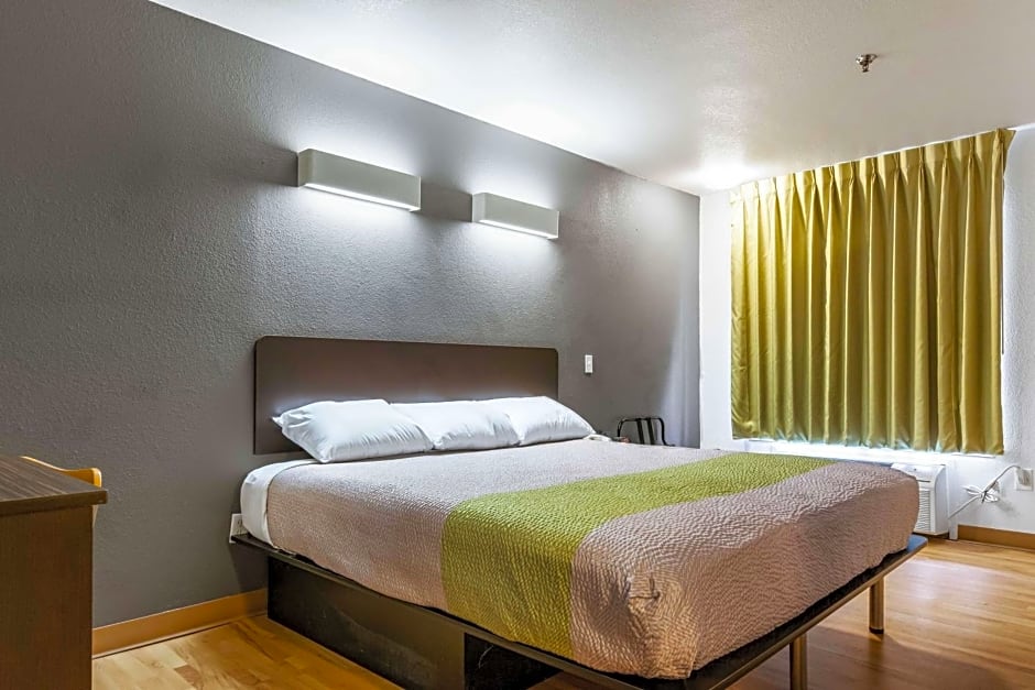 Motel 6 Alexandria - South