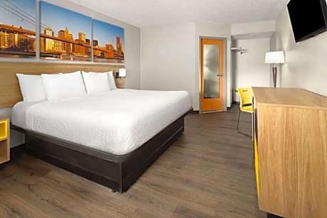 1 King Bed Smoking