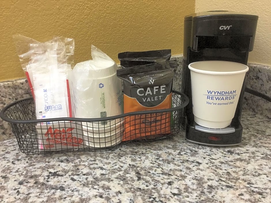Days Inn & Suites by Wyndham Columbia Airport