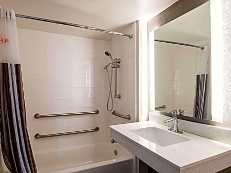 Queen Room with Two Queen Beds - Disability Access