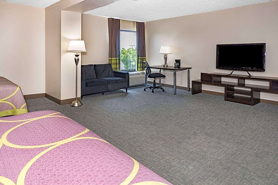 Super 8 by Wyndham Mount Laurel