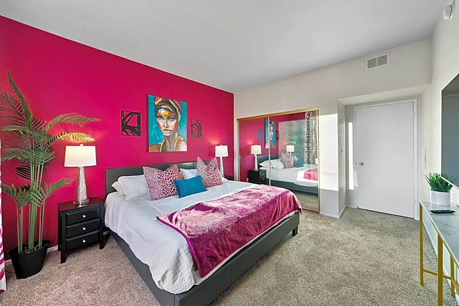 Beverly Hills Chic 2 bed 2bath with Patio and Parking 309