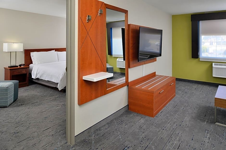 Holiday Inn Express Hotel & Suites Farmington