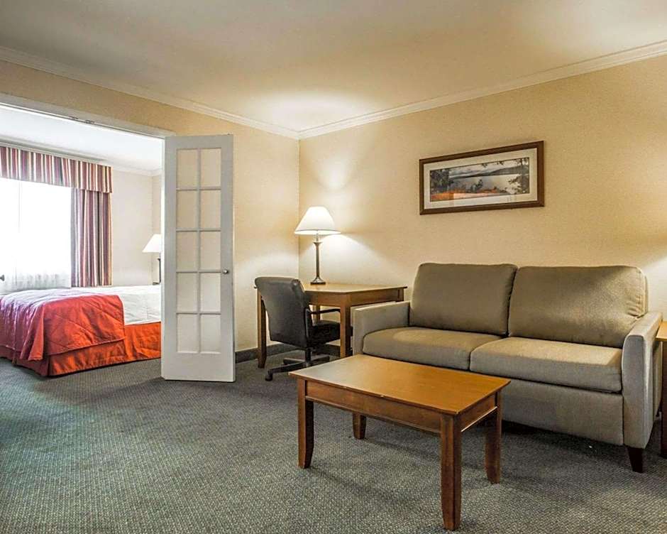 Clarion Inn & Suites At The Outlets Of Lake George