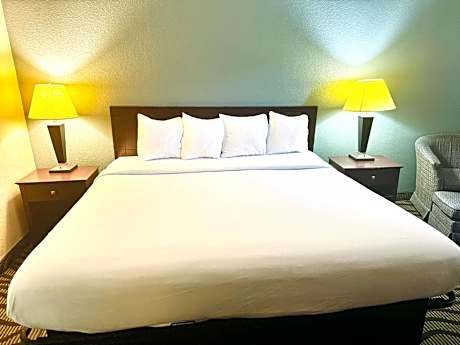Deluxe King Suite with Jetted Tub, Non-Smoking