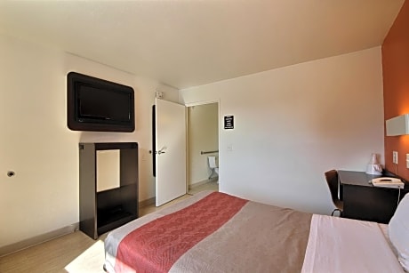 Deluxe Queen Room - Non-Smoking