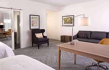 2 Qns Mobility/Hearing Access Tub Studio Ns