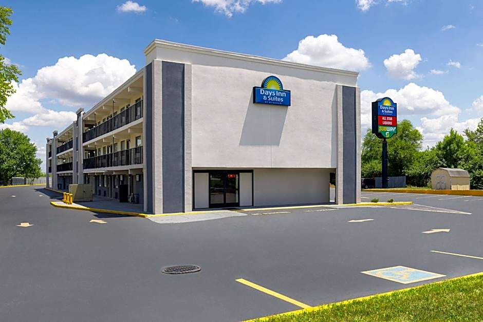 Day's Inn & Suites by Wyndham Indianapolis Airport East
