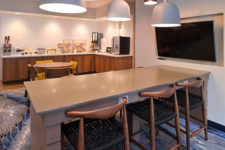 Fairfield Inn & Suites by Marriott Arlington Near Six Flags