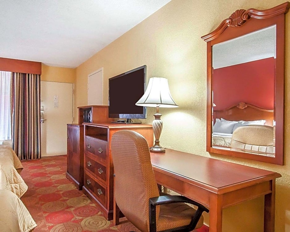 Clarion Inn & Suites University Center