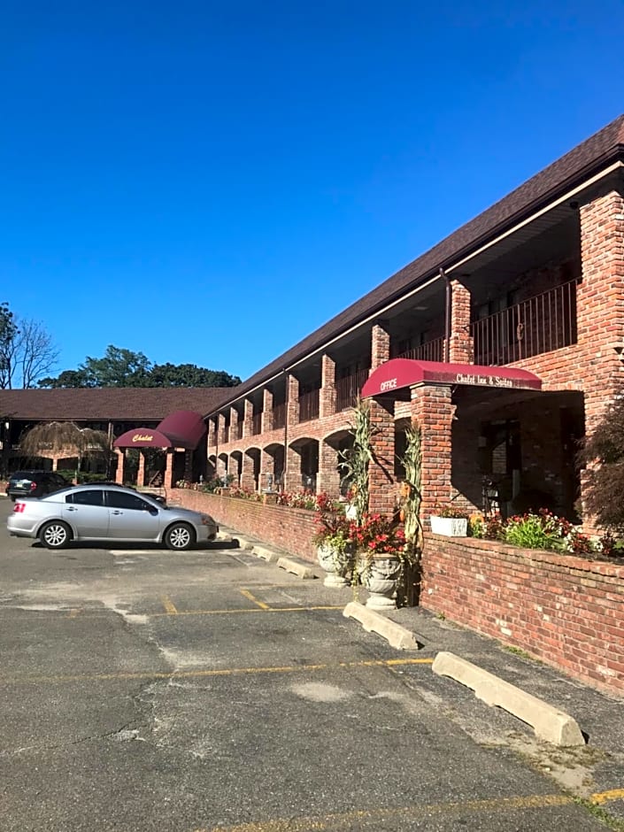 Chalet Inn & Suites