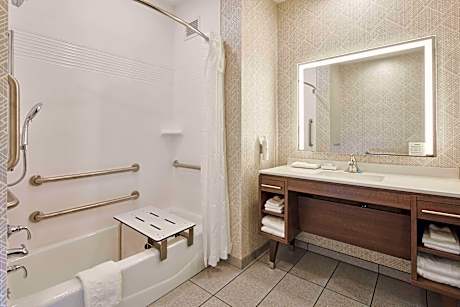 1 King Accessible Bathtub Studio Suite