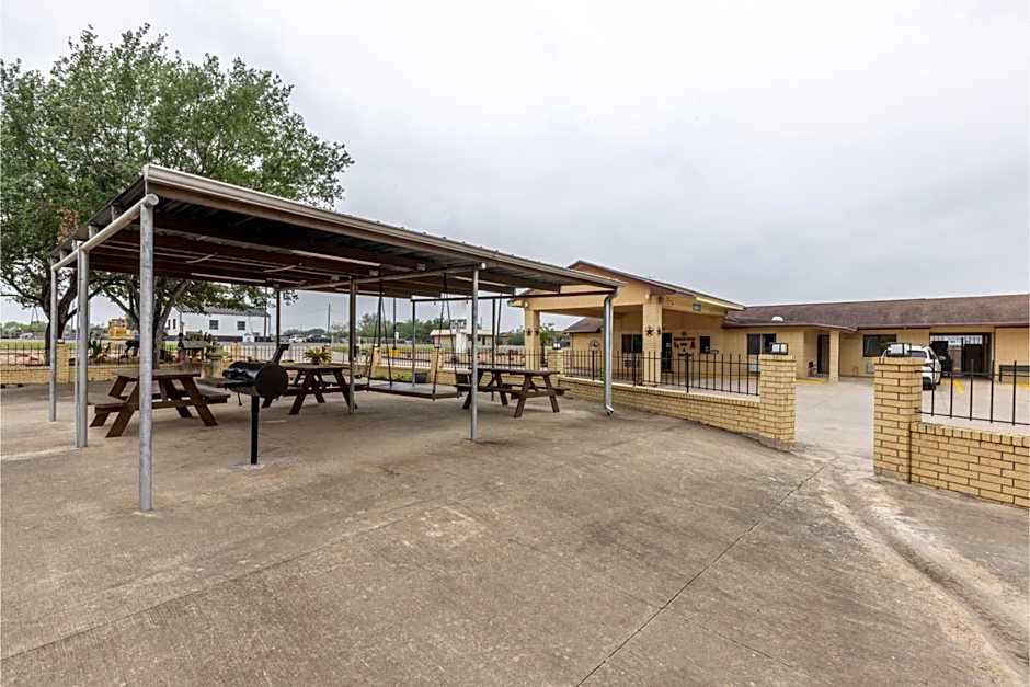 Freer Executive Inn & Studios by OYO