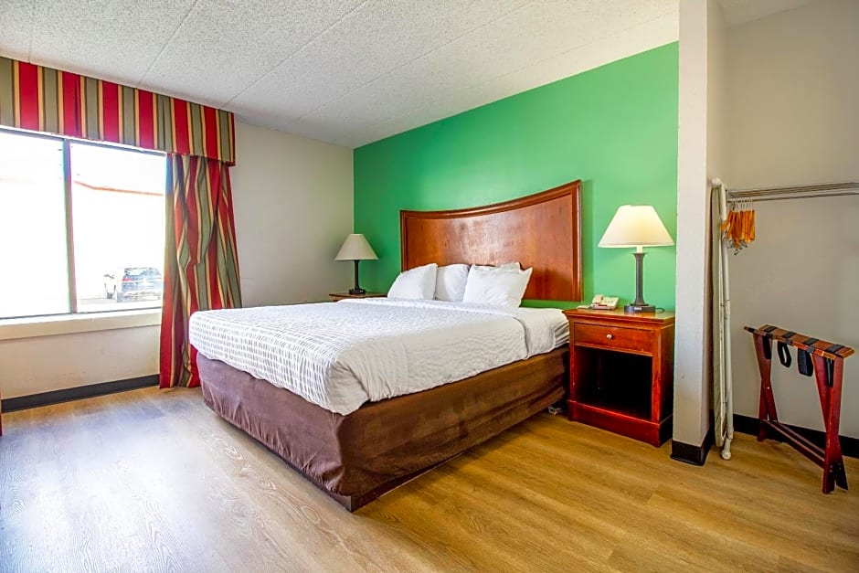 Tulsa Square Hotel Central, I-44 By OYO