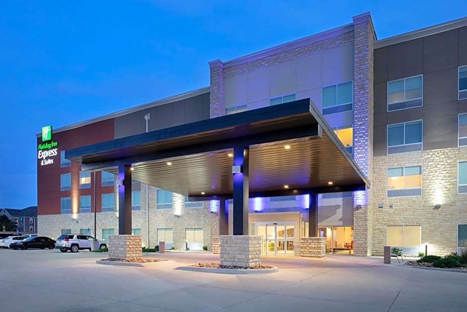 Holiday Inn Express & Suites GREAT BEND