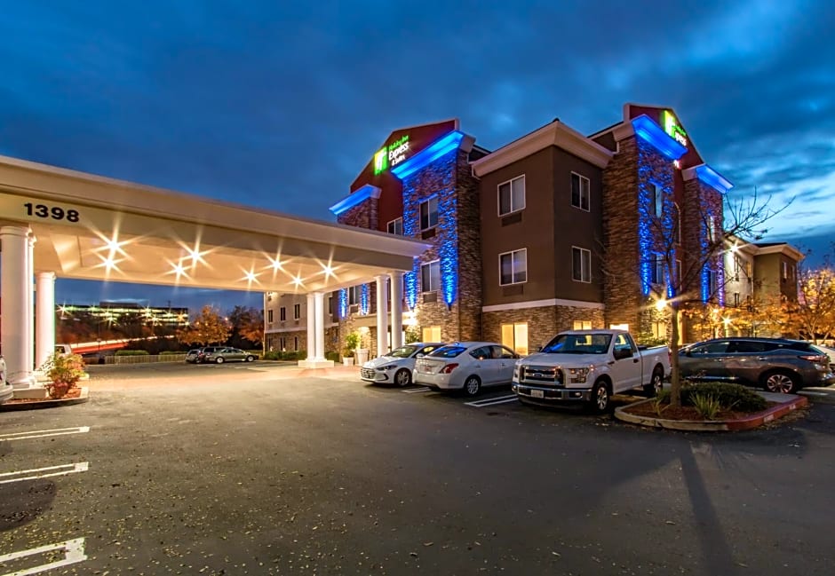 Holiday Inn Express Hotel & Suites Roseville - Galleria Area