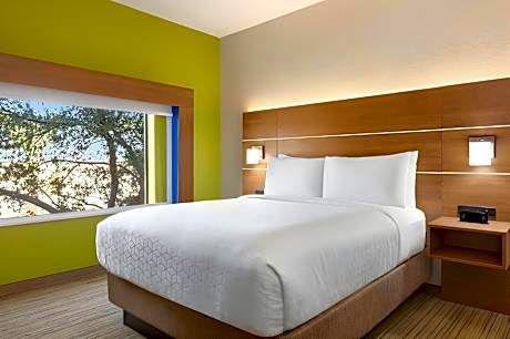 1 King Bed Suite Communications AccessibleTub