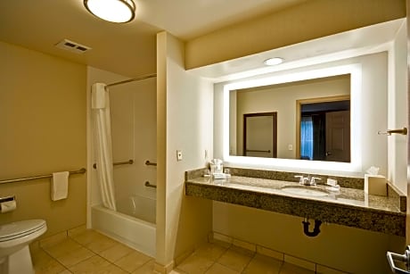 1 King Premium Accessible Tub Suite Non-Smoking