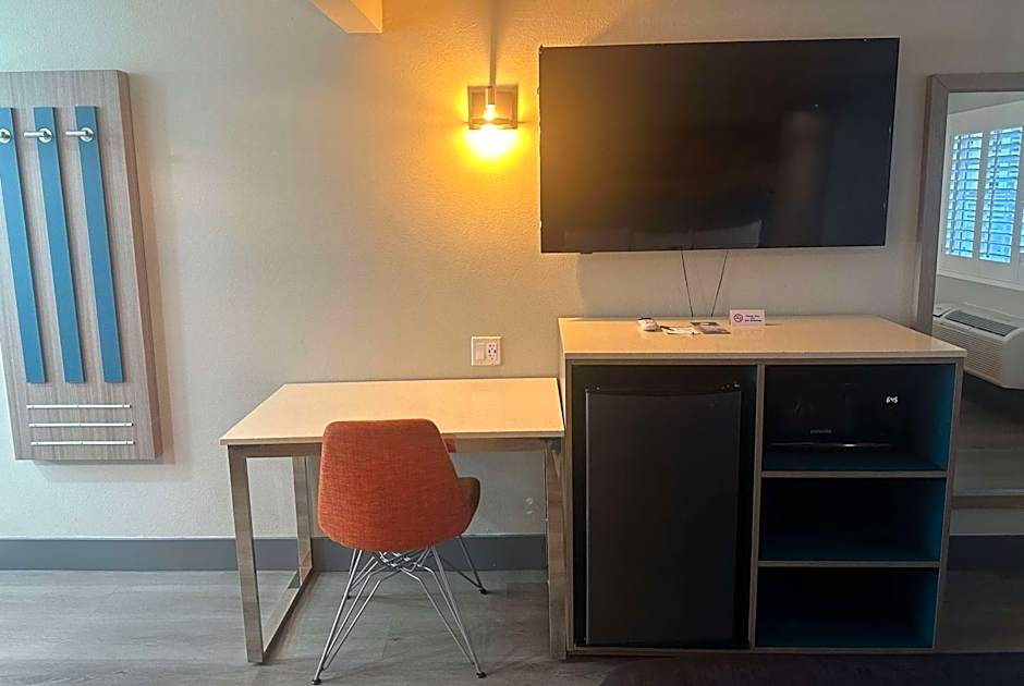 Super 8 by Wyndham Oceanside Downtown