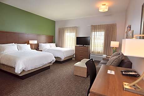 2 Queen 1 Bedroom Suite Mobility Accessible Tub