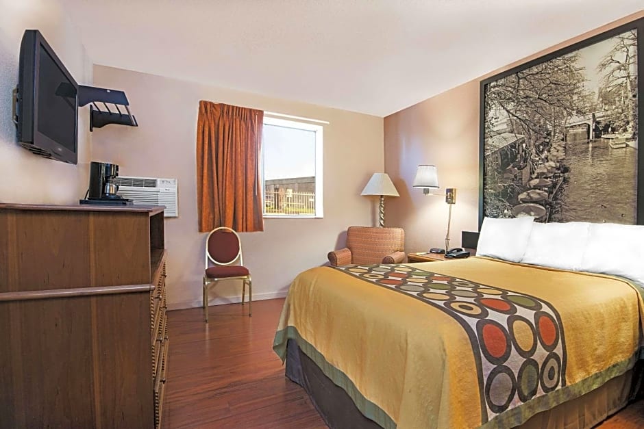 Super 8 by Wyndham San Antonio/I-35 North