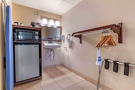 Accessible - 1 Queen Mobility Accessible Roll In Shower Non-Smoking Full Breakfast