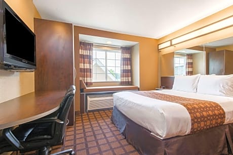 1 Queen Bed Deluxe Mobility Accessible Room Non-Smoking