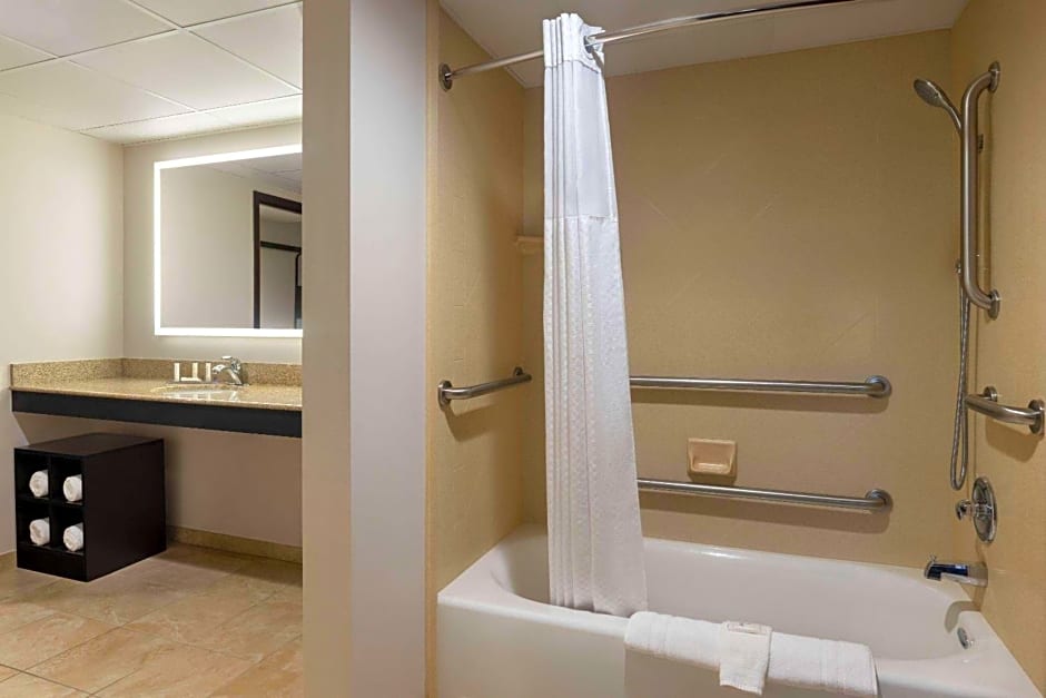 La Quinta Inn & Suites by Wyndham Lake George