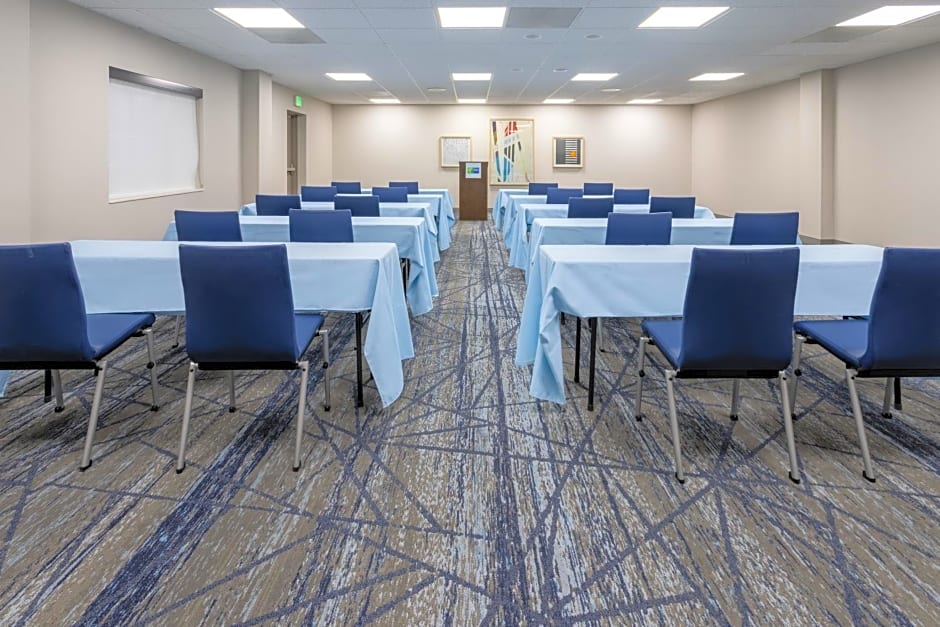 Holiday Inn Express Hotel & Suites Center Township