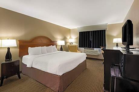 King Room with Bath Tub - Mobility Accessible/Non-Smoking