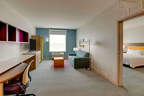 2Queen Mobility Accessible Tub Studio Suite