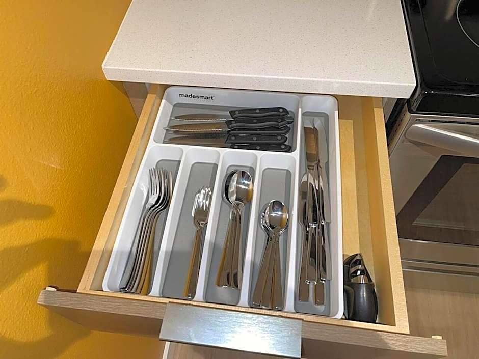 Full Kitchen-youtubetv-smart Locksking Bedtop Fl