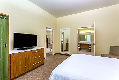 1 Queen 1 Bedroom Accessible Roll in Shower Non-Smoking