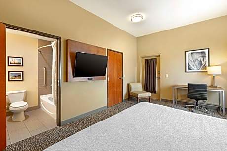Suite-1 King Bed Non-Smoking Separate Bedroom Larger Room Microwave And Refrigerator Full Breakfast