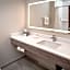 Holiday Inn Express & Suites Fairmont