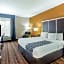 La Quinta Inn & Suites by Wyndham Gonzales