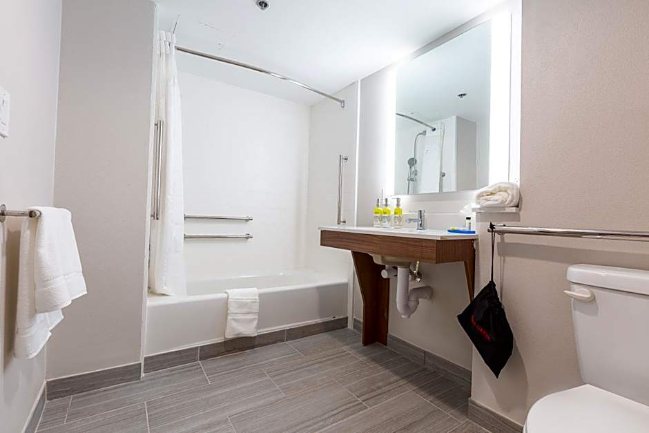Holiday Inn Express & Suites Arlington North - Stadium Area